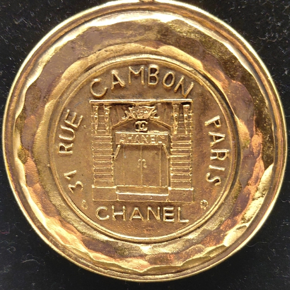 CHANEL Vintage 31 Rue Cambon Goldplated Medallion Necklace - Picture 3 of 9